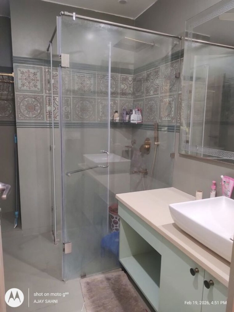 Bathroom, freedom fighters enclave 3.5 Bedroom 1200 Sq.Ft. Builder Floor In Freedom Fighters Enclave Delhi 10325284
