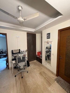 Parking in 3 BHK Builder Floor at Chittaranjan Park – for Rent