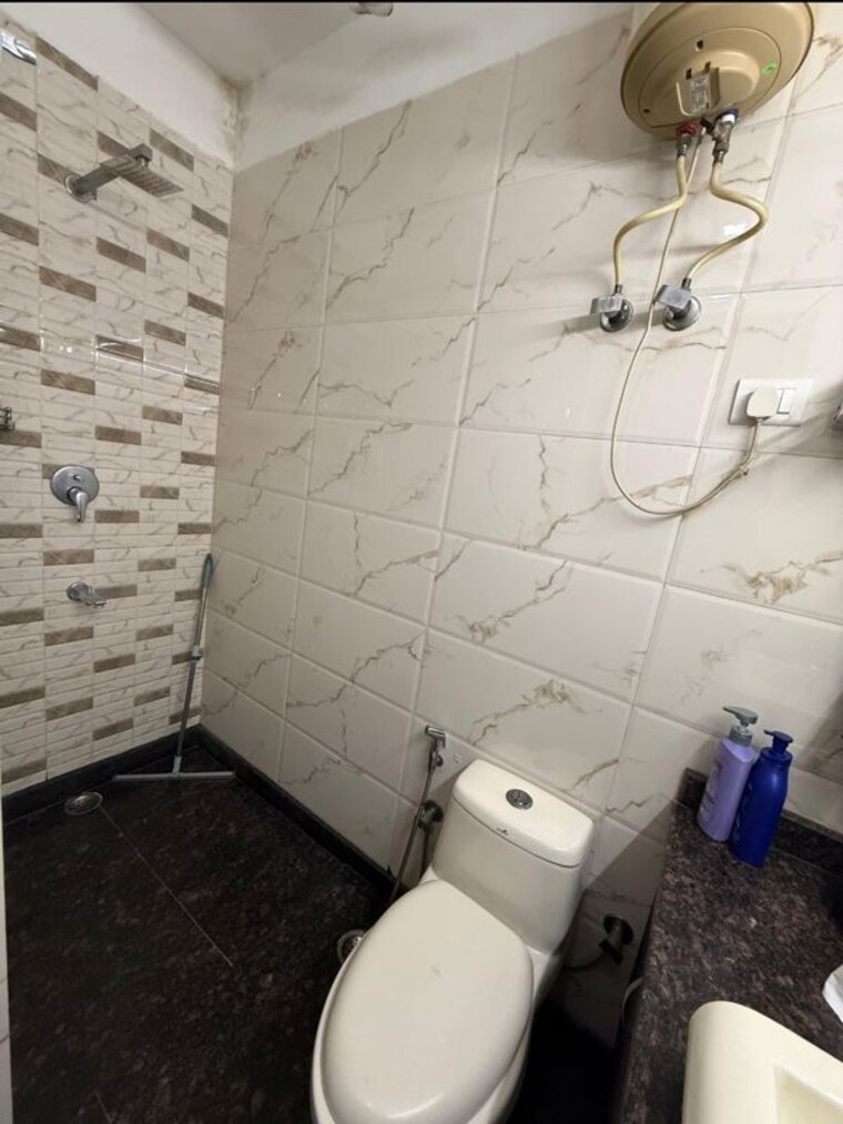 Bathroom, chittaranjan park 3 Bedroom 1400 Sq.Ft. Builder Floor In Chittaranjan Park Delhi 10325277
