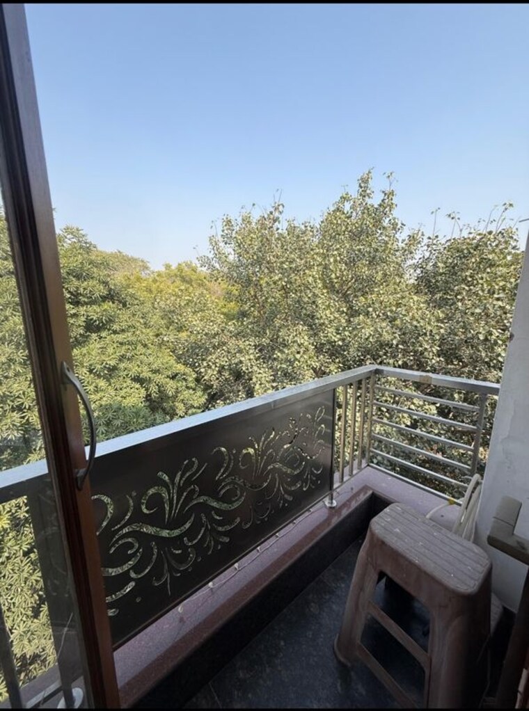 Balcony, chittaranjan park 3 Bedroom 1400 Sq.Ft. Builder Floor In Chittaranjan Park Delhi 10325277