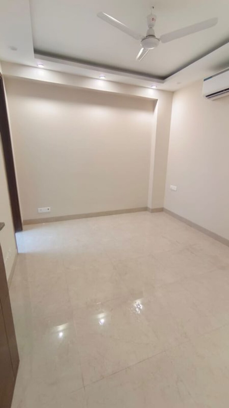 Room, greater kailash ii 4 Bedroom 300 Sq.Yd. Builder Floor In Greater Kailash ii Delhi 10325262