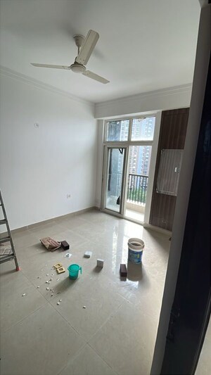 Room in 2 BHK Apartment at Supertech Cape Town, Sector 74 – for Rent