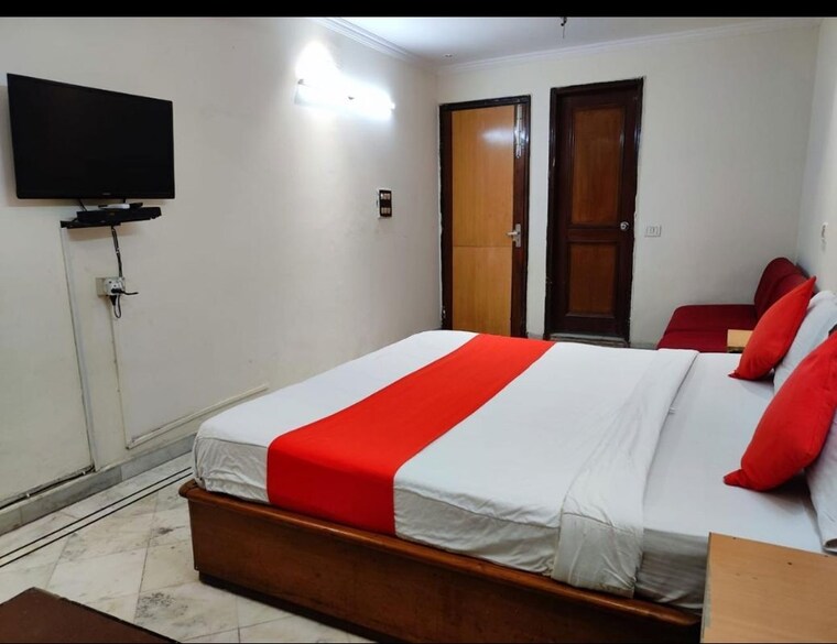 Bedroom, chittaranjan park 3 Bedroom 1400 Sq.Ft. Builder Floor In Chittaranjan Park Delhi 10325331
