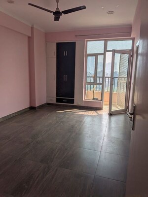 Room in 2.5 BHK Apartment at Gaur City 5th Avenue, Sector 4 Greater Noida – for Rent