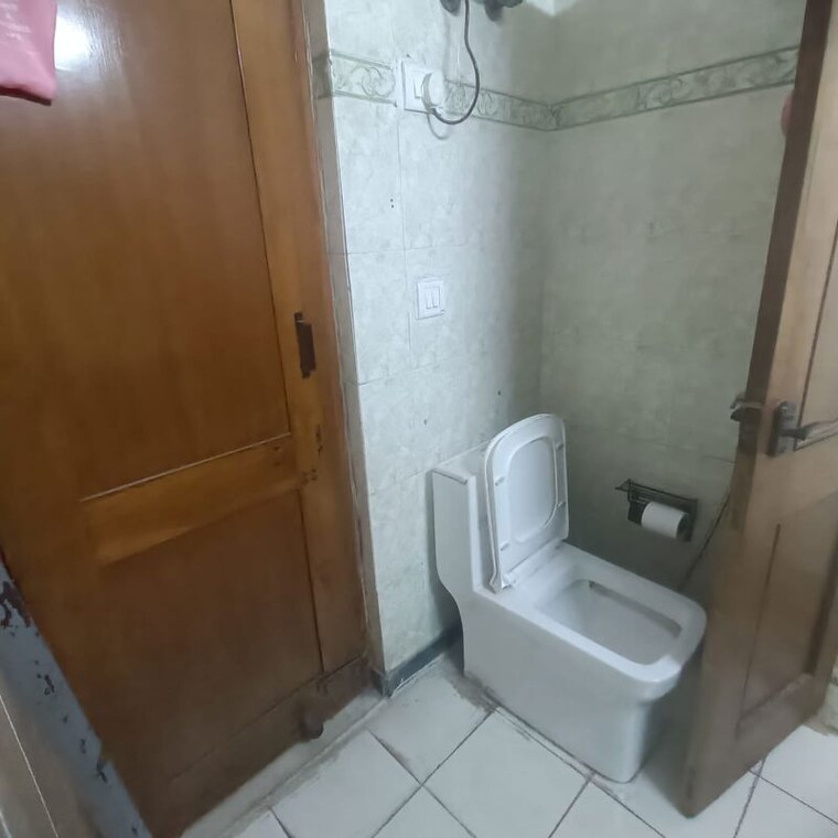 Bathroom, sector 15 2 Bedroom 1800 Sq.Ft. Builder Floor In Sector 15 Gurgaon 10325387