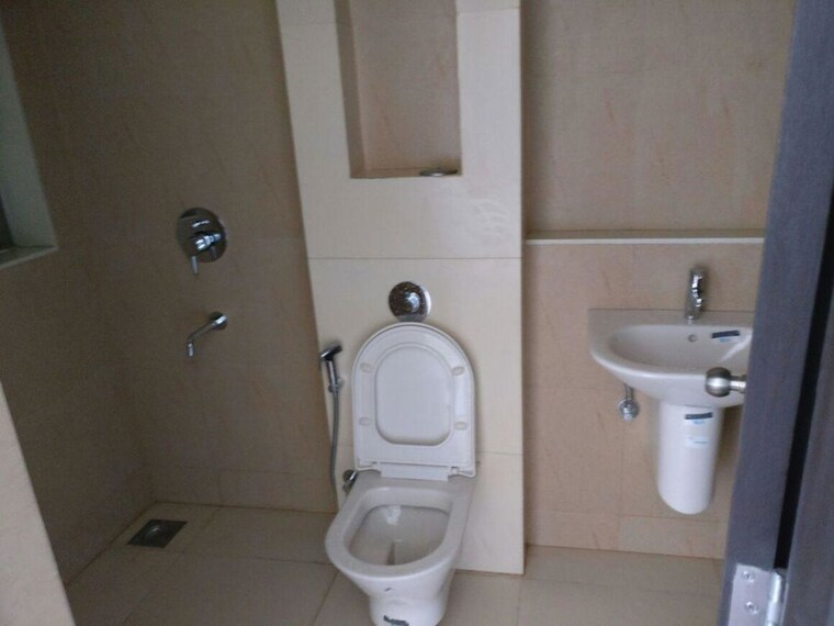Bathroom, lodha-splendora 3 Bedroom 1200 Sq.Ft. Apartment In Ghodbunder Road Thane 10325405