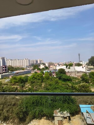 Plot Area in 2.5 BHK Builder Floor at Smart World Orchard, Sector 61 – for Rent