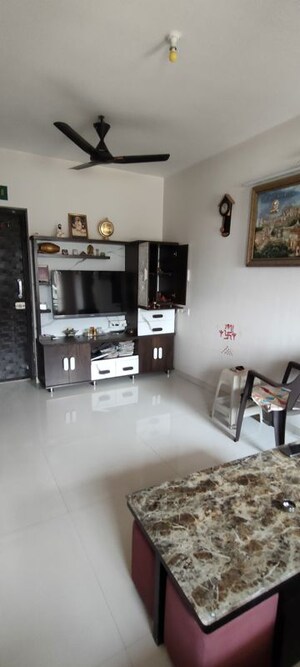 Furnished Amenities in 2 BHK Apartment at Praful CHS, Kandivali West – for Rent