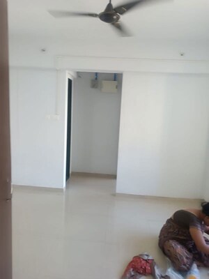 Room in 1 BHK Apartment at Highland Pearl, Thane West – for Rent