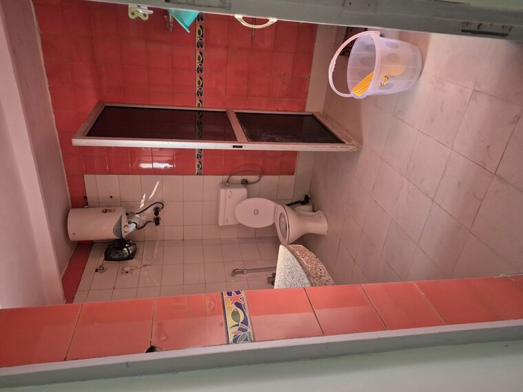 Bathroom, mayur vihar 2.5 Bedroom 1250 Sq.Ft. Apartment In Mayur Vihar Delhi 10325556