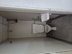 Bathroom in 1 RK Apartment at Mayur Vihar – for Rent