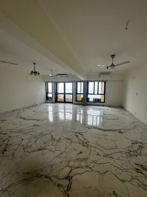 Room in 4 BHK Apartment at Beach View Apartment, Bandra West – for Rent