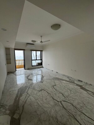 Room in 4 BHK Apartment at Beach View Apartment, Bandra West – for Rent