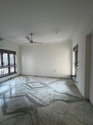 Room in 4 BHK Apartment at Beach View Apartment, Bandra West – for Rent