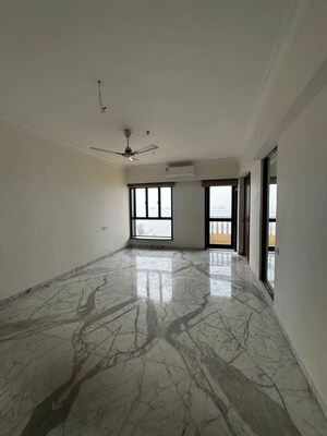 Room in 4 BHK Apartment at Beach View Apartment, Bandra West – for Rent