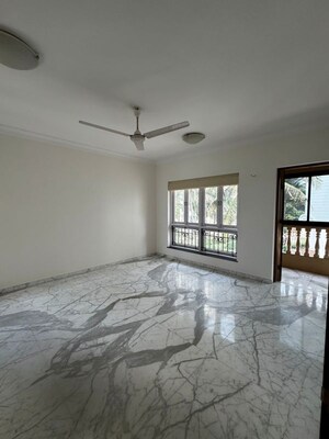 Room in 4 BHK Apartment at Beach View Apartment, Bandra West – for Rent