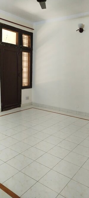Room in 2 BHK Builder Floor at South City 1 – for Rent