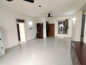 Room in 2.5 BHK Apartment at Reliable Lake Dew Residency, Haralur Road – for Rent