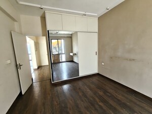 Room in 3 BHK Apartment at Vatika City Homes, Sector 83 – for Rent