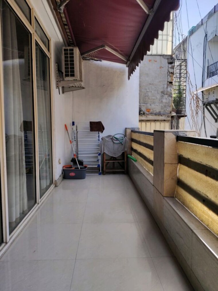 Balcony, delhi cantonment 3 Bedroom 200 Sq.Yd. Builder Floor In Delhi Cantonment Delhi 10326019