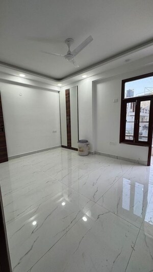 Room in 3 BHK Apartment at Chattarpur – for Rent