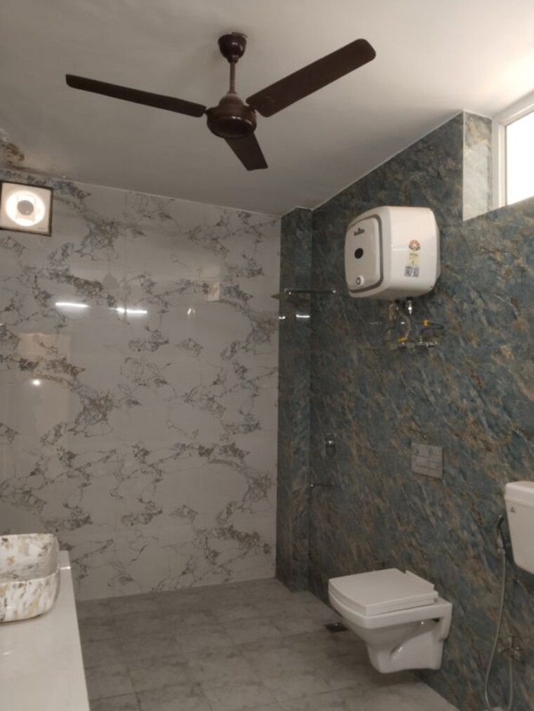 Bathroom, sarita vihar 3 Bedroom 1800 Sq.Ft. Builder Floor In Sarita Vihar Delhi 10326005