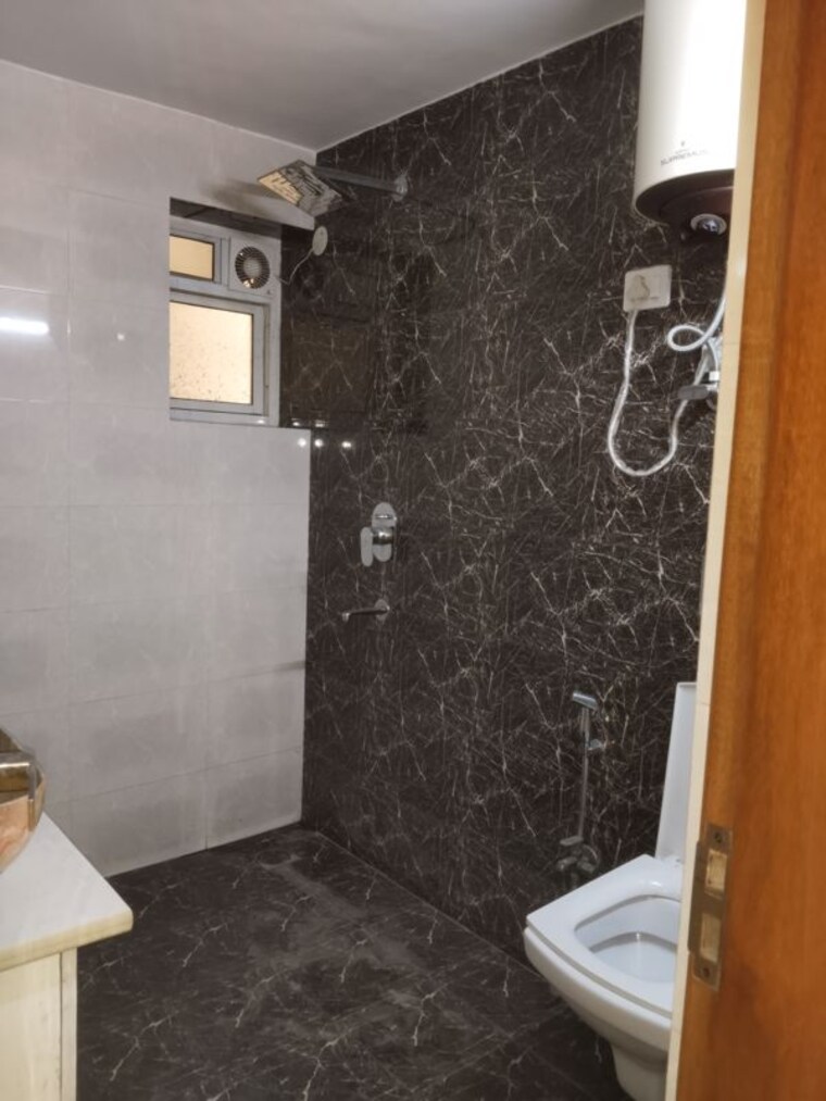 Bathroom, sarita vihar 3 Bedroom 1800 Sq.Ft. Builder Floor In Sarita Vihar Delhi 10326005
