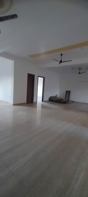 Room in 5 BHK Builder Floor at Sector 85 – for Rent