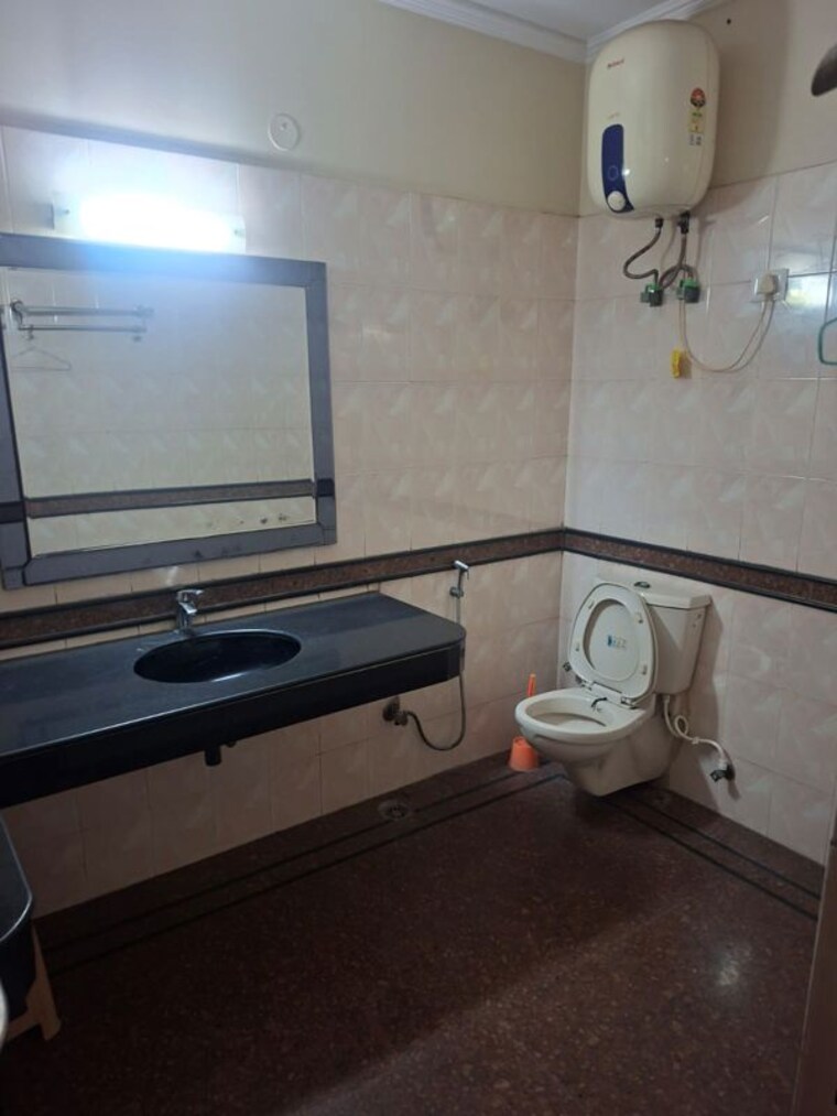 Bathroom, sector 26 6+ Bedroom 200 Sq.Mt. Villa In Sector 26 Noida 10326146