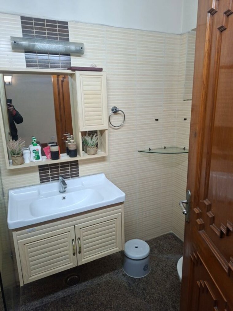 Attached Bathroom, sector 26 6+ Bedroom 200 Sq.Mt. Villa In Sector 26 Noida 10326146
