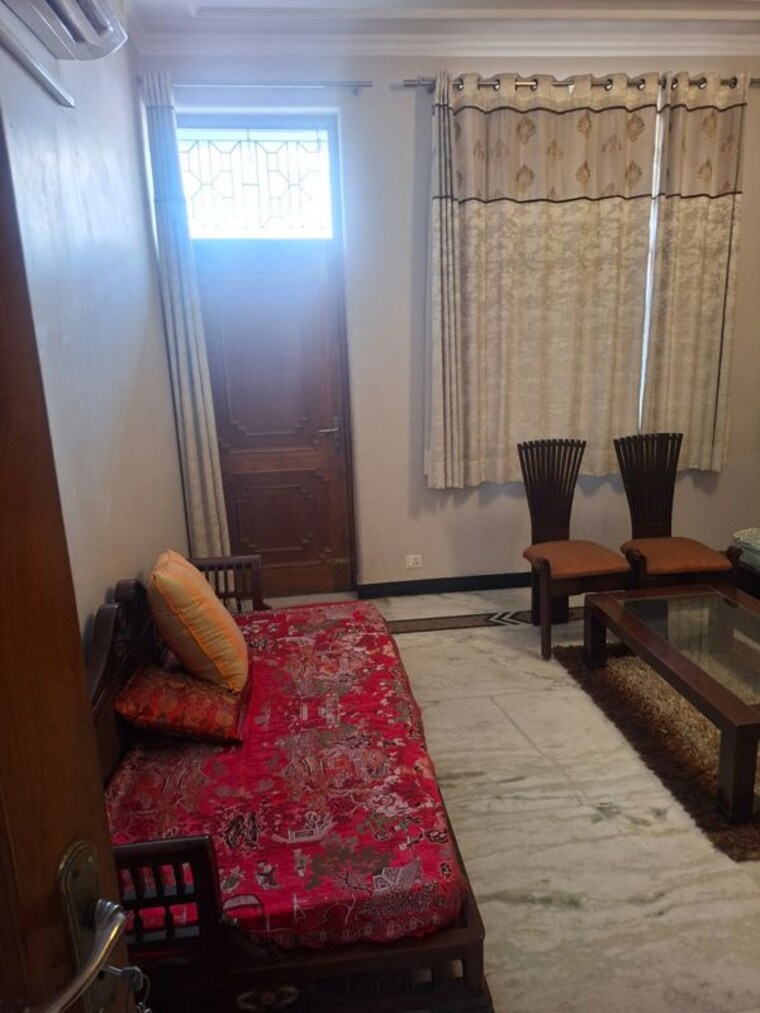 Bedroom, sector 26 6+ Bedroom 200 Sq.Mt. Villa In Sector 26 Noida 10326146