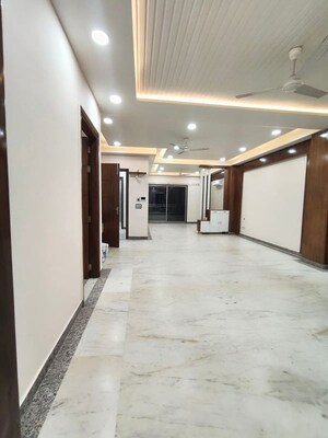 Building Lobby in 3 BHK Builder Floor at Sector 52 – for Rent