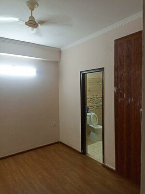 Room in 2 BHK Apartment at Amrapali Golf Homes, Sector 4 Greater Noida – for Rent