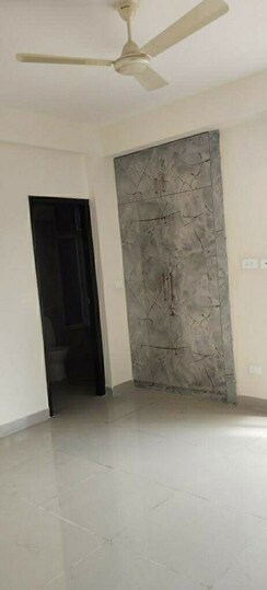 2 BHK + Servant Room Apartment For Rent in Amrapali Riverview