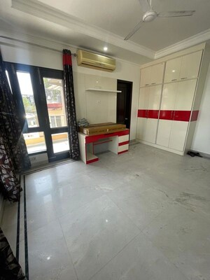 Room in 4 BHK Builder Floor at Chittaranjan Park – for Rent