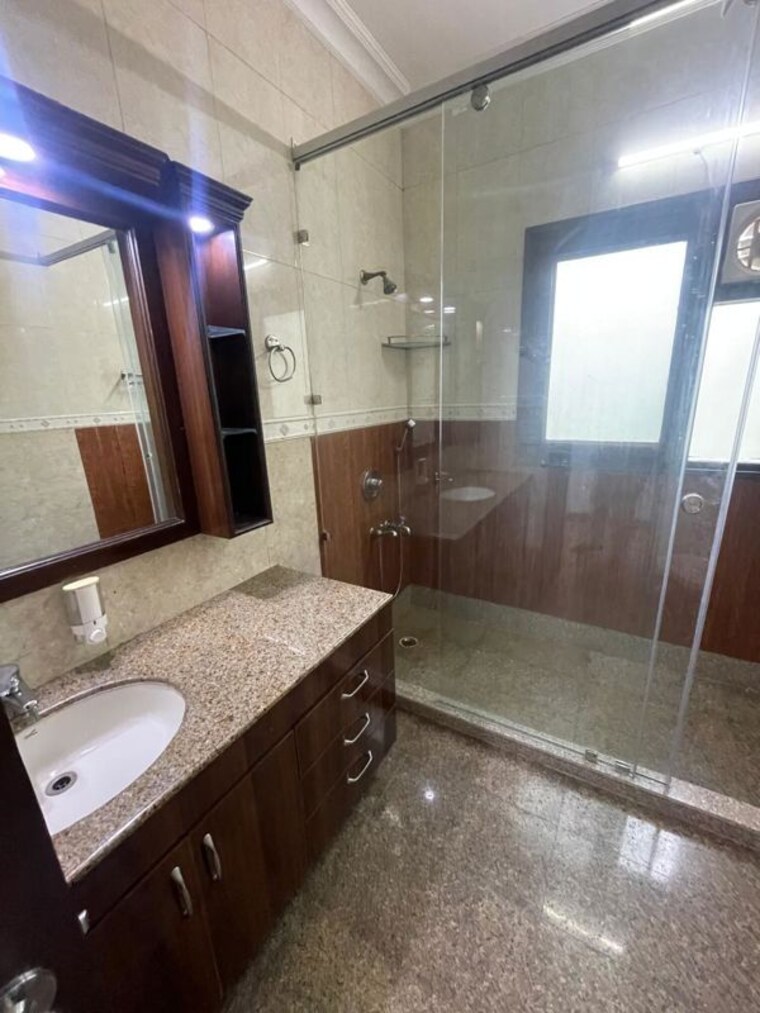 Bathroom, chittaranjan park 4 Bedroom 3000 Sq.Ft. Builder Floor In Chittaranjan Park Delhi 10326404