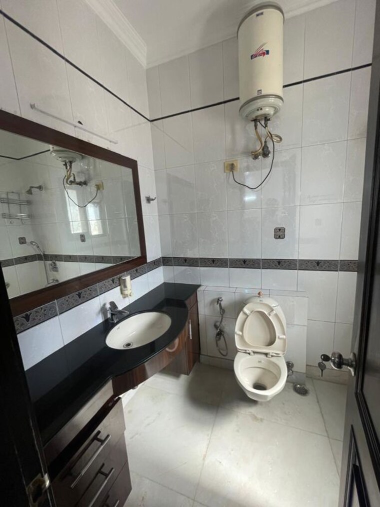 Bathroom, chittaranjan park 4 Bedroom 3000 Sq.Ft. Builder Floor In Chittaranjan Park Delhi 10326404