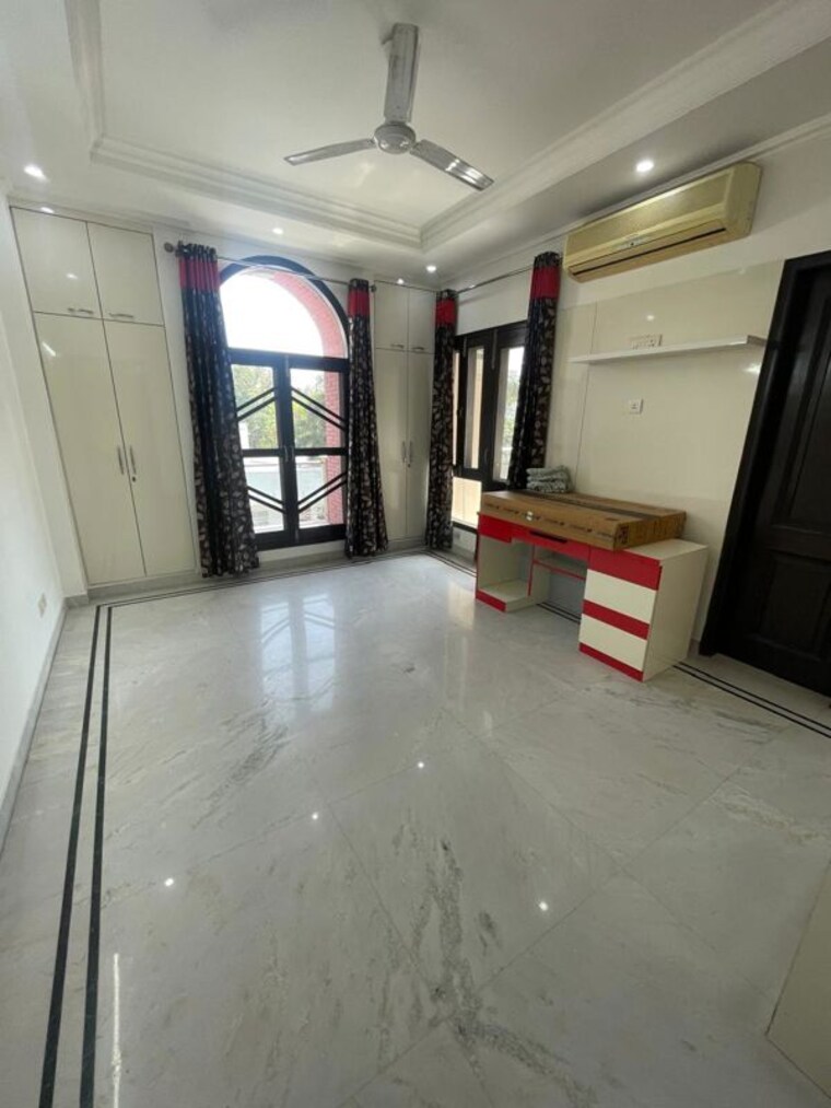 Room, chittaranjan park 4 Bedroom 3000 Sq.Ft. Builder Floor In Chittaranjan Park Delhi 10326404