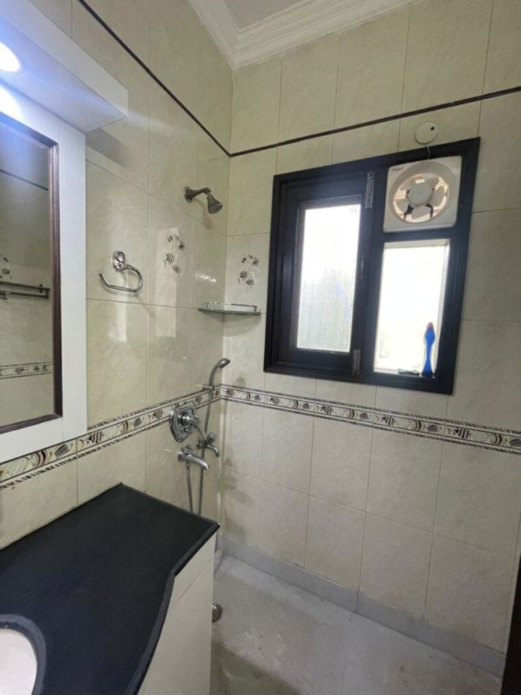 Bathroom, chittaranjan park 4 Bedroom 3000 Sq.Ft. Builder Floor In Chittaranjan Park Delhi 10326404