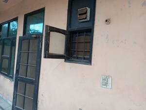 Room in 4 BHK Builder Floor at Green Fields Colony – for Rent