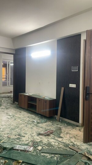 Room in 2.5 BHK Apartment at Smart World Orchard, Sector 61 – for Rent