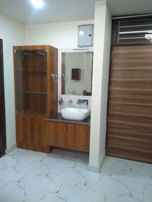 Room in 2 BHK Builder Floor at Dcm – for Rent