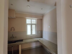 Room in 2.5 BHK Apartment at Supertech Apex Tower, Sector 93a – for Rent