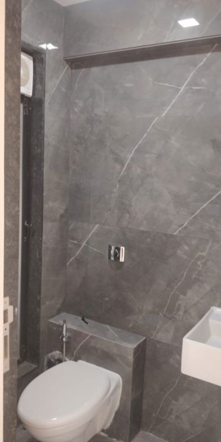 Bathroom, sindhi-society 2 Bedroom 975 Sq.Ft. Apartment In Chembur Mumbai 10327156