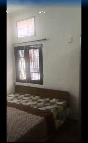 Room in 2 BHK Builder Floor at Sector 43 – for Rent