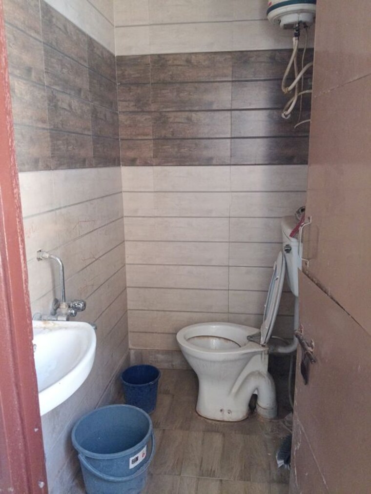 Bathroom, malviya nagar 2 Bedroom 55 Sq.Yd. Builder Floor In Malviya Nagar Delhi 10327222