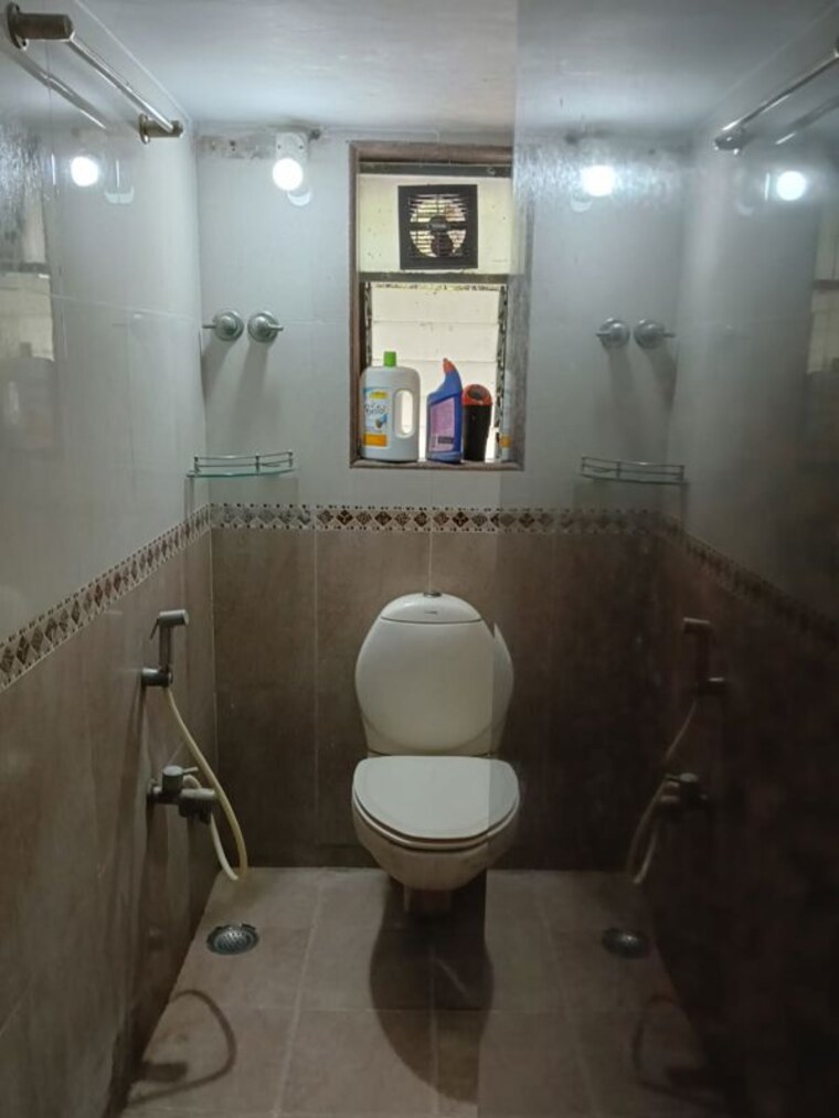 Bathroom, sai-baba-complex-goregaon 2 Bedroom 950 Sq.Ft. Apartment In Goregaon East Mumbai 10327234