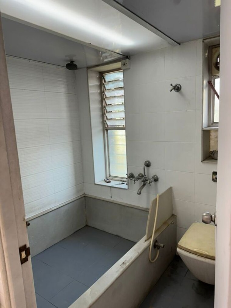 Bathroom, varun-chs 1 Bedroom 550 Sq.Ft. Apartment In Malad East Mumbai 10327230