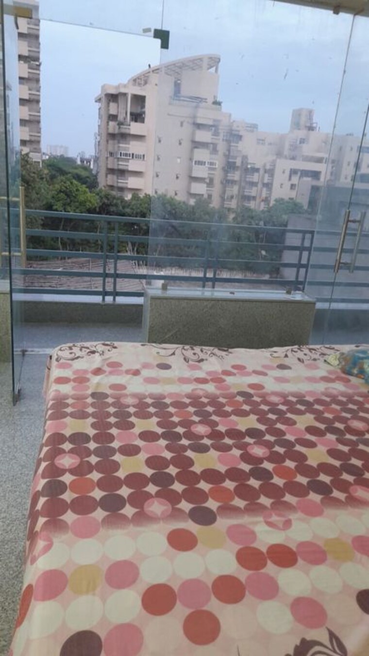 Bedroom, sector 25 3 Bedroom 180 Sq.Yd. Builder Floor In Sector 25 Gurgaon 10327254