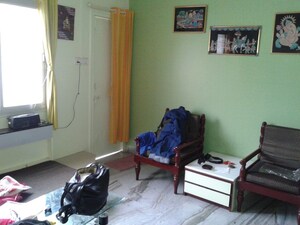 Team Area in 1 BHK Apartment at Navi Peth – for Rent